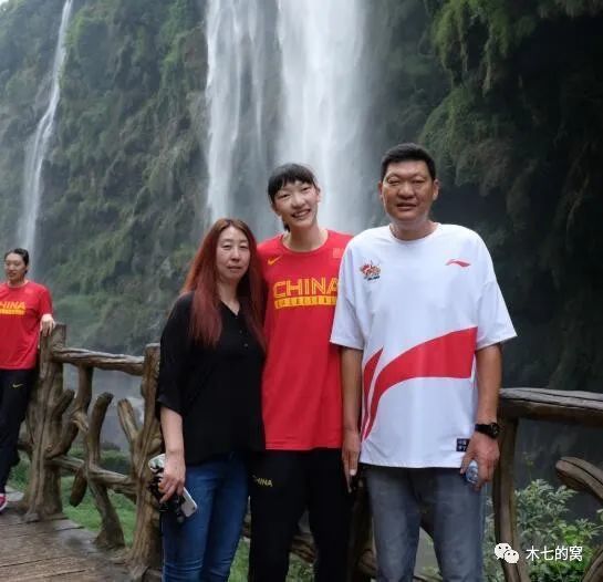 本轮西甲，赫罗纳客场4-2力克巴萨笑傲加泰德比登顶西甲，赫罗纳本赛季16场联赛13胜2平1负进38球丢20球积41分，是五大联赛第一支积分超过40的球队。